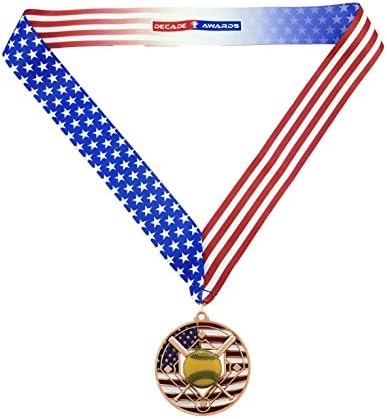 Decade Ödülleri Softbol Vatansever Madalya - 2.75 İnç Geniş Yavaş Pitch Madalyon ile Yıldız ve Çizgili Amerikan Bayrağı V Boyun