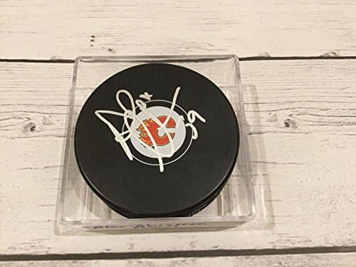 Alex Chiasson İmzalı İmzalı Calgary Flames Hokey Diski a-İmzalı NHL Diskleri