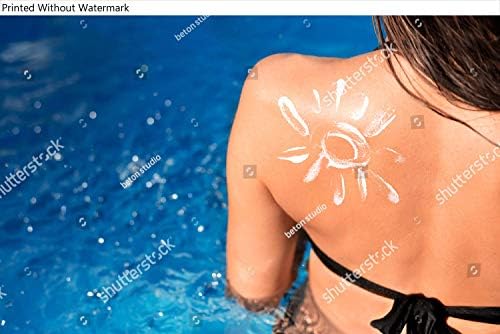 Yaz sıcak gününde havuzda omzunda güneş koruyucu losyondan yapılmış güneş şeklinde genç kadının poster reprodüksiyonu.Güneşten